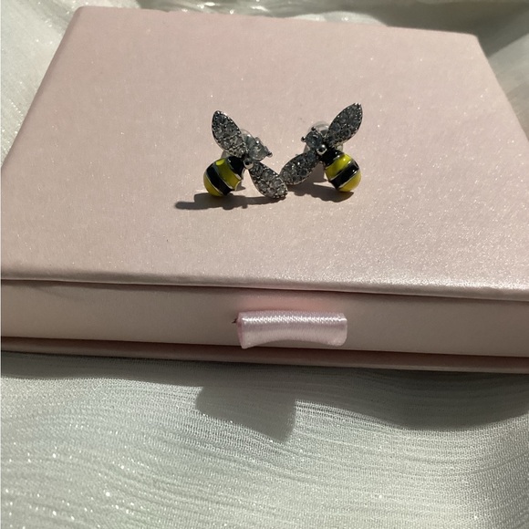 🐝Sparkly Adorable SilverTone Petite Bumblebee Post Back Stud Earrin - Picture 11 of 14